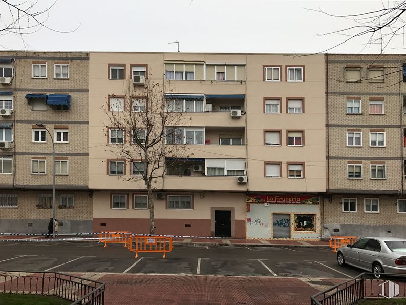 Retail for sale at Calle Isabel II, 25, Parla, Madrid, 28980 with car, building, property, window, wheel, tire, sky, architecture, urban design and plant around