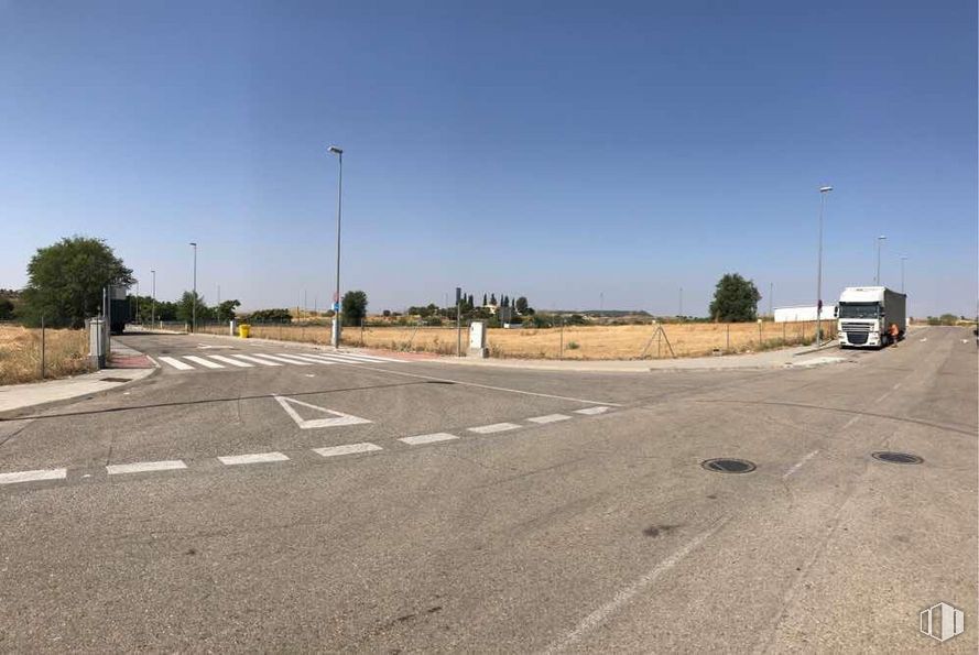 Suelo en venta en Carretera M-204, Villalbilla, Madrid, 28810 con cielo, luz de la calle, superficie de la carretera, árbol, asfalto, planta, lote de terreno, vía pública, alquitrán y vehículo de motor alrededor