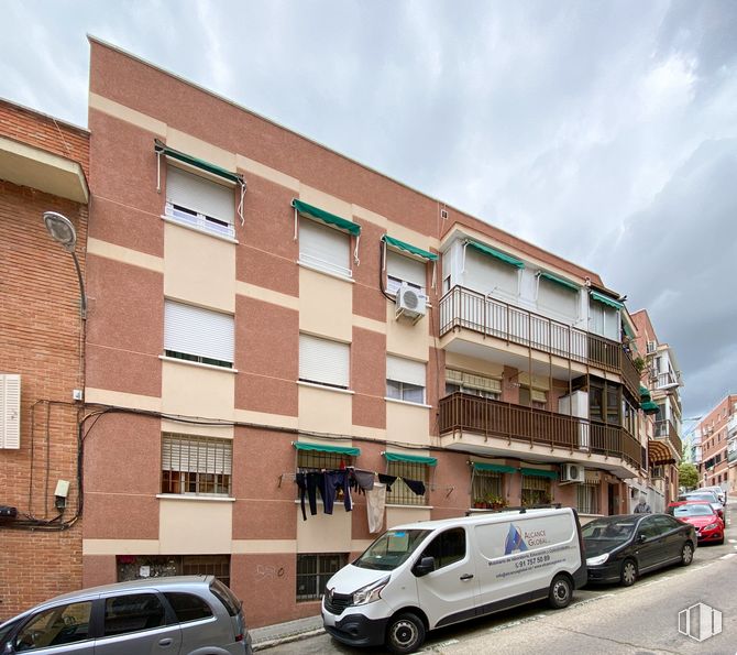 Local en venta en Calle Isla de Rodas, Fuencarral - El Pardo, Madrid, 28034 con camioneta, coche, edificio, luz de estacionamiento automotriz, neumático, rueda, vehículo terrestre, nube, cielo y vehículo alrededor