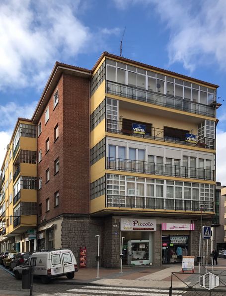 Retail for rent at Avenida Portugal, 18, Ávila, 05001 with van, building, cloud, sky, window, urban design, tire, condominium, vehicle and wheel around