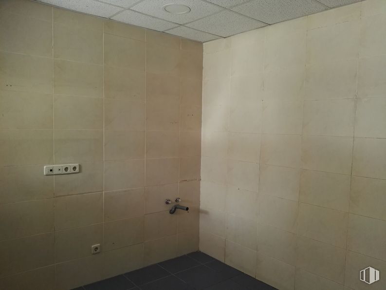 Retail for sale at Calle Honduras, 4, Coslada, Madrid, 28820 with fixture, flooring, floor, composite material, material property, rectangle, bathroom, glass, symmetry and tints and shades around