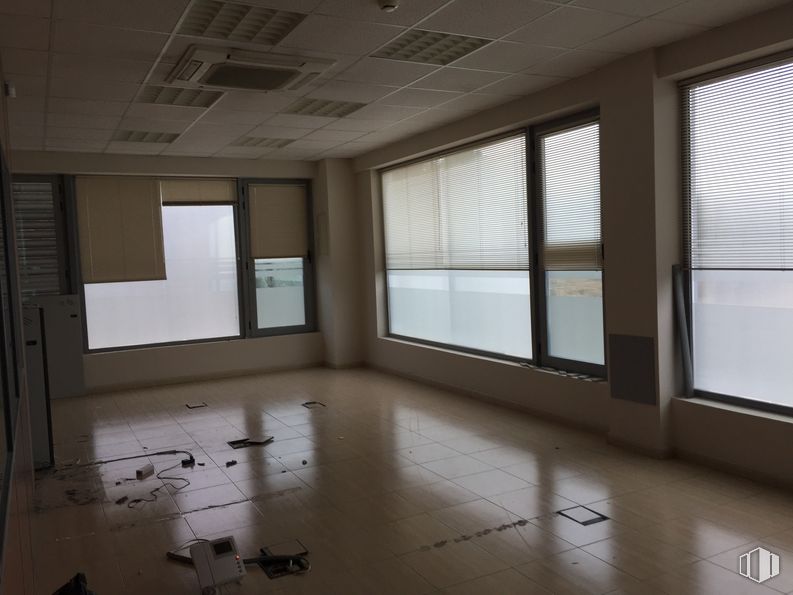 Industrial for sale at Calle Río Jarama, 132, Toledo, 45006 with window, window blind, building, fixture, wood, shade, hall, floor, flooring and house around