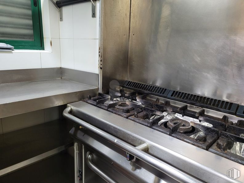 Retail for rent at Calle Ramón Gómez de la Serna, Fuencarral - El Pardo, Madrid, 28035 with kitchen appliance, gas stove, window, home appliance, food, cooking, cuisine, gas, major appliance and machine around