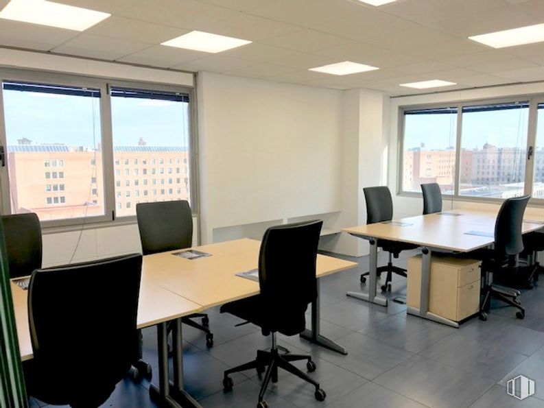 Oficina en alquiler en Edificio Cuzco II, Calle Poeta Joan Maragall, 38, Tetuán, Madrid, 28046 con silla, escritorio, ventana, mueble, mesa, edificio, accesorio, silla de oficina, piso y suelo alrededor