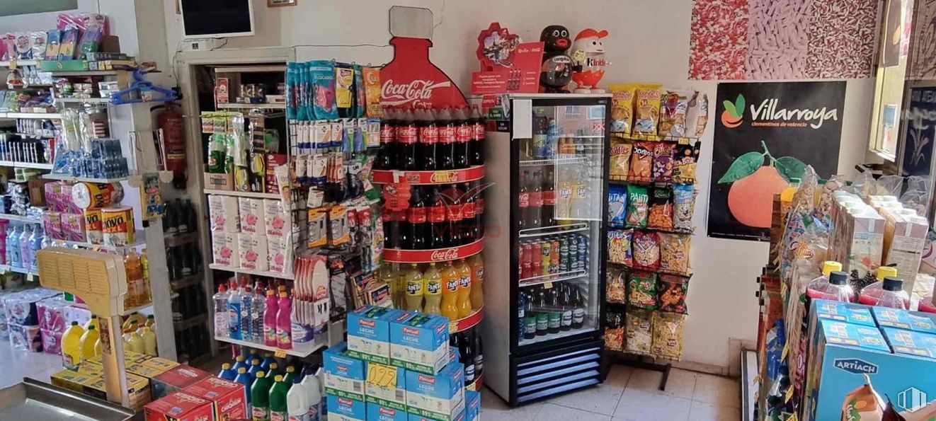 Retail for sale at Zona centro, Cuenca, 16004 with packaged goods, 2d barcode, product, shelf, shelving, publication, building, retail, drink and customer around