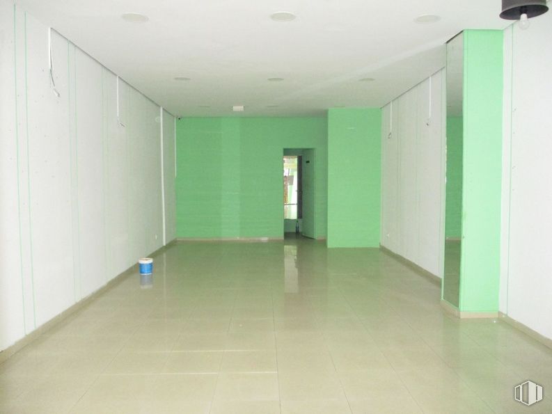 Retail for rent at Avenida Portugal, Ávila, 05001 with light fixture, fixture, door, hall, flooring, floor, tile flooring, building, ceiling and glass around