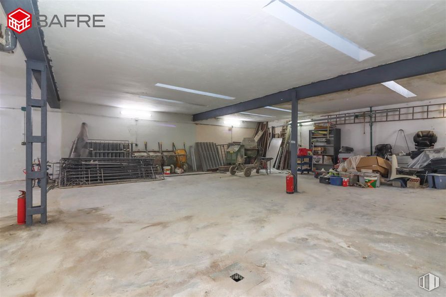 Industrial for sale at Calle Antonio Velasco Zazo, Usera, Madrid, 28026 with flooring, floor, hall, gas, composite material, concrete, ceiling, metal, room and machine around