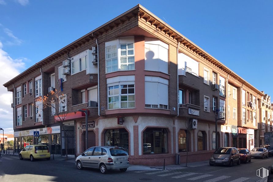 Local en venta en Calle Postas, 2, Azuqueca de Henares, Guadalajara, 19200 con coche, ventana, edificio, cielo, rueda, vehículo terrestre, neumático, vehículo, nube y barrio alrededor