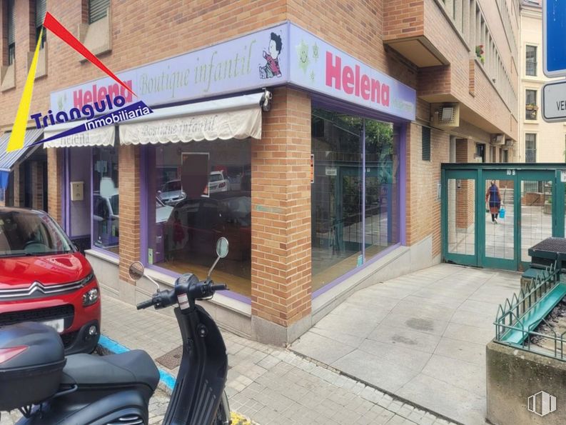 Retail for rent at Calle Roble, Segovia, 40002 with motorcycle, building, automotive lighting, automotive tail & brake light, automotive tire, vehicle, motor vehicle, vehicle registration plate, tire and mode of transport around