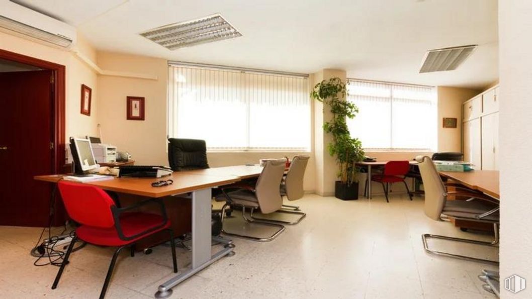 Retail for sale at Calle Persuasión, 3, Ciudad Lineal, Madrid, 28027 with chair, desk, houseplant, window, furniture, table, building, office chair, plant and interior design around