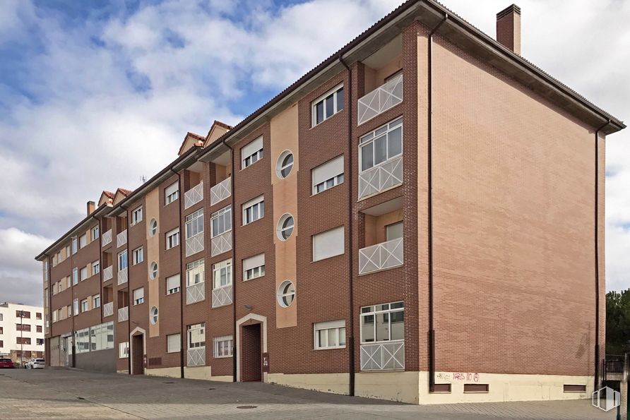 Local en alquiler y venta en Plaza Espronceda, 22, Segovia, 40006 con edificio, ventana, nube, cielo, propiedad, ladrillo, madera, diseño urbano, accesorio y casa alrededor