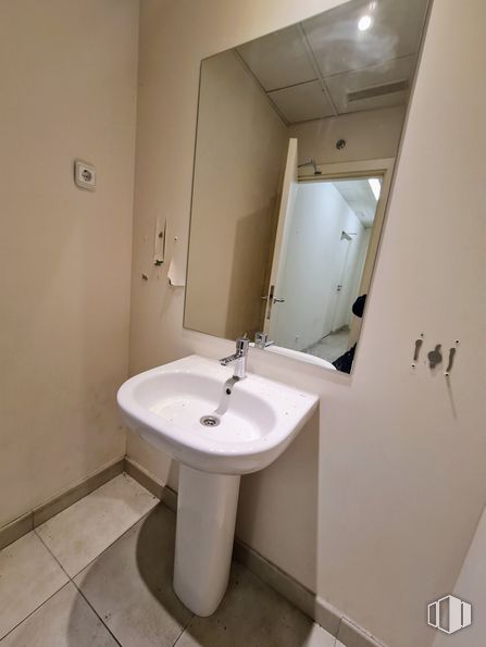 Local en alquiler en Calle Cáceres, 28, Alcorcón, Madrid, 28921 con fregadero, espejo, grifo, accesorio de plomería, lavabo de baño, edificio, baño, accesorio, madera y piso alrededor