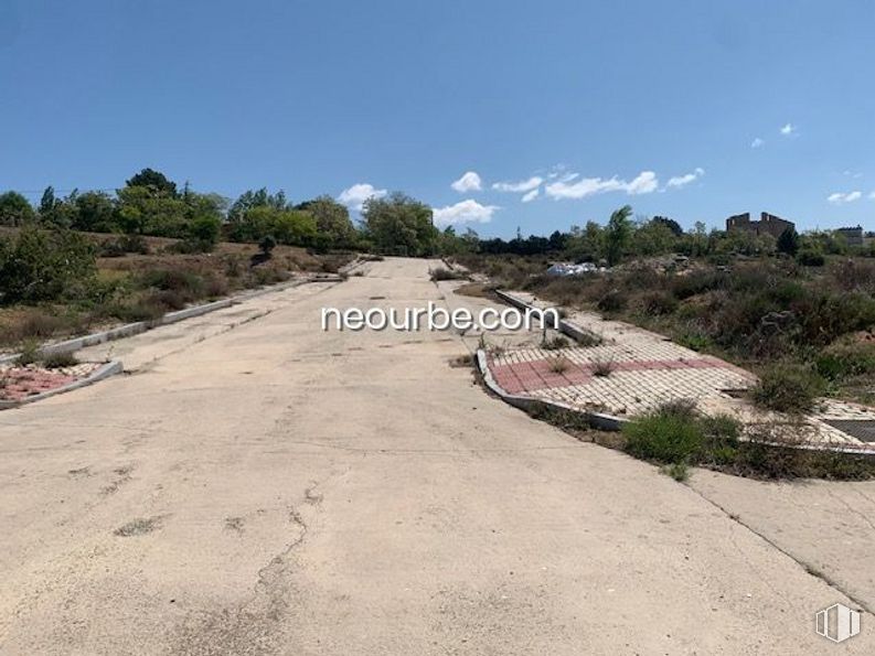 Land for sale at Casco urbano, Navalperal de Pinares, Ávila, 05240 with plant, sky, cloud, road surface, tree, asphalt, thoroughfare, landscape, road and grass around