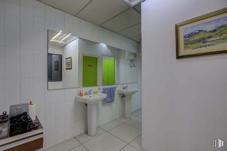 Nave en venta en Calle Alfarería, 8, Móstoles, Madrid, 28933 con marco, fregadero, espejo, propiedad, grifo, accesorio de fontanería, lavabo de baño, edificio, baño y diseño de interiores alrededor