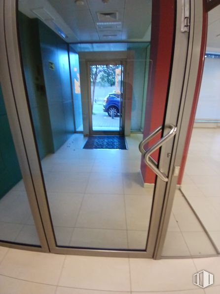 Local en alquiler en Calle Cuenca, 13, Leganés, Madrid, 28914 con puerta, suelos, suelo, vidrio, puerta de casa, manija de la puerta, transparencia, limpieza, aluminio y ferretería doméstica alrededor