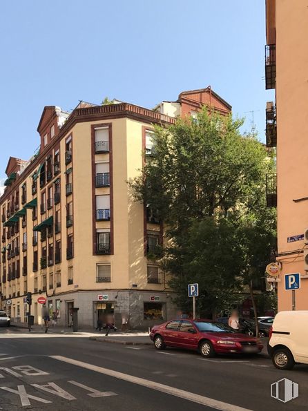 Retail for sale at Zona Arganzuela, Arganzuela, Madrid, 28045 with car, building, sky, window, wheel, tire, vehicle, road surface, urban design and asphalt around