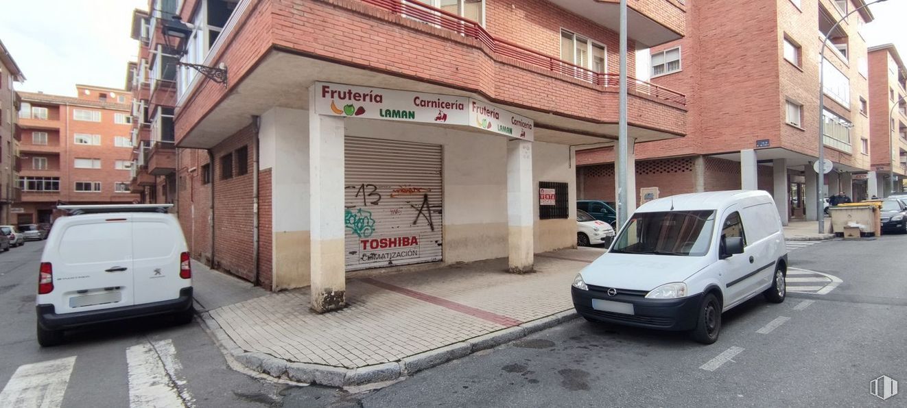 Retail for sale at Calle Virgen de las Fuentes, 1, Ávila, 05005 with van, building, automotive parking light, land vehicle, car, vehicle, property, tire, window and vehicle registration plate around