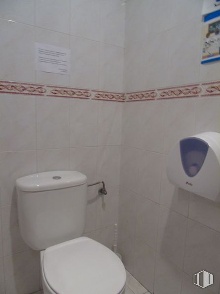 Oficina en alquiler en Zona Praderón, San Sebastián de los Reyes, Madrid, 28700 con inodoro, marrón, blanco, baño, morado, asiento de inodoro, diseño de interiores, accesorio, accesorio de fontanería y piso alrededor