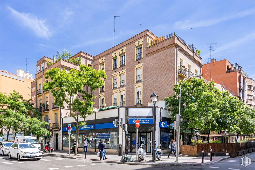 Local en venta en Calle Guzmán el Bueno, 58, Chamberí, Madrid, 28015 con coche, edificio, cielo, nube, ventana, rueda, árbol, neumático, diseño urbano y condominio alrededor