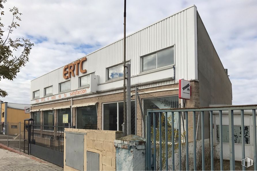 Industrial for rent at Calle Madrid, Fuente el Saz de Jarama, Madrid, 28140 with window, building, sky, cloud, fence, wood, residential area, commercial building, door and tree around