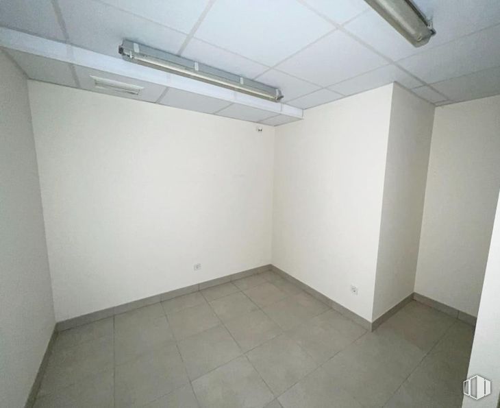 Local en venta en Barrio El Pilar, Fuencarral - El Pardo, Madrid, 28029 con lámpara, alumbrado, accesorio, edificio, suelo, suelos, pared, techo, material compuesto y madera alrededor