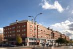 Local en venta en Avenida Levante, Rivas-Vaciamadrid, Madrid, 28529 con edificio, cielo, nube, luz de la calle, ventana, infraestructura, árbol, bloque de pisos, diseño urbano y condominio alrededor