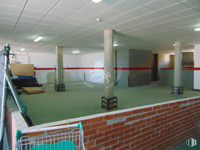 Retail for rent at Calle Río Duero, 1, Ávila, 05004 with furniture, flooring, fixture, line, floor, ceiling, building material, composite material, brickwork and hall around