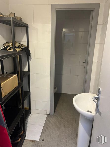 Local en alquiler en Zona Puerta del Ángel, La Latina, Madrid, 28011 con mueble, fregadero, propiedad, accesorios de fontanería, grifo, lavabo, cuarto de baño, edificio, madera y suelo alrededor