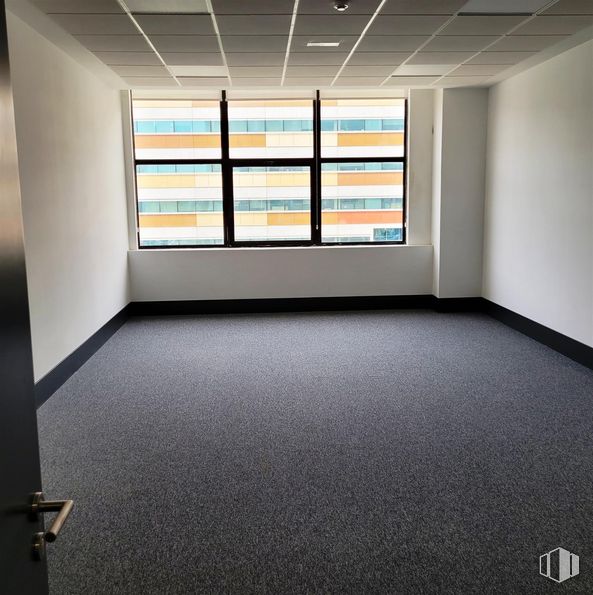 Office for sale at Calle María Tubau, Fuencarral - El Pardo, Madrid, 28049 with window, flooring, floor, interior design, ceiling, composite material, tile flooring, glass, tile and silver around