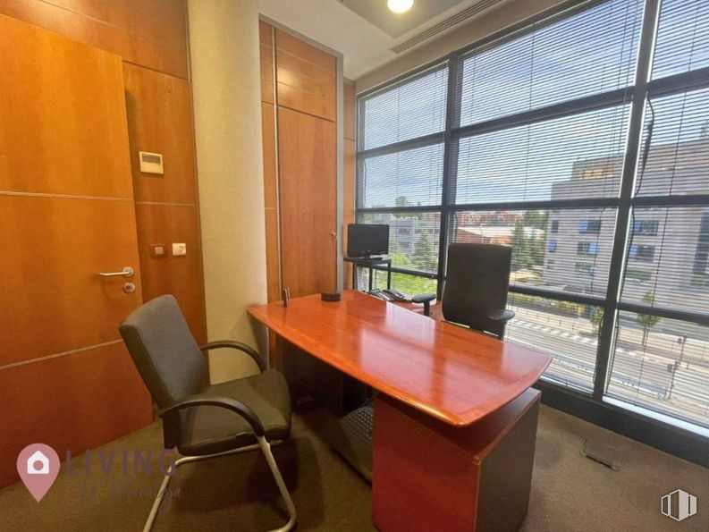 Oficina en alquiler en Zona Valdelacasa, Alcobendas, Madrid, 28108 con silla, escritorio, ventana, mesa, mueble, edificio, accesorio, interiorismo, alumbrado y silla de oficina alrededor