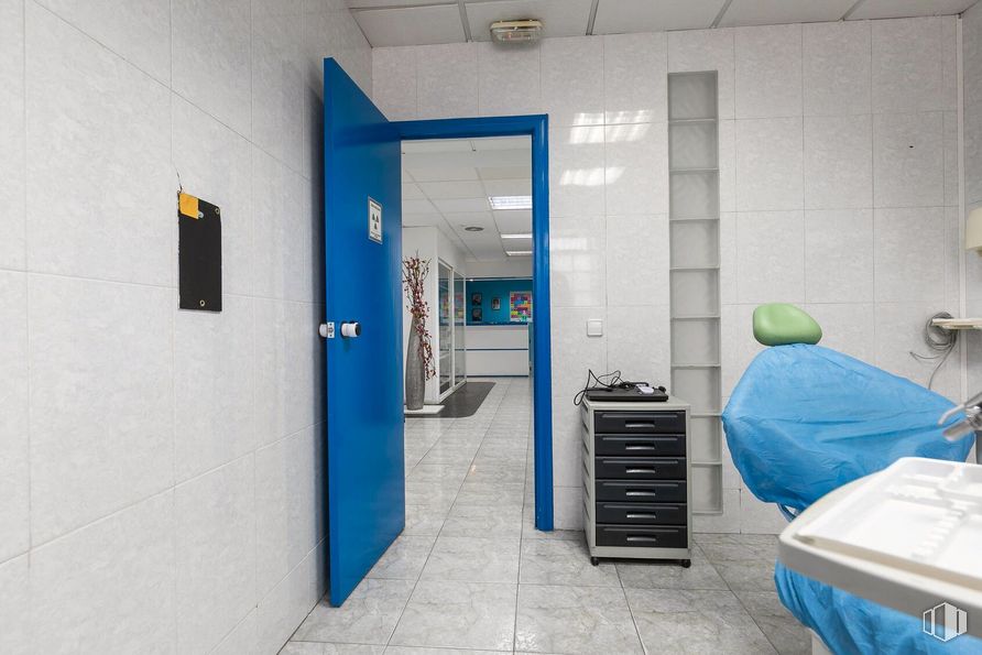 Local en alquiler en Calle Juan XXIII, Coslada, Madrid, 28820 con ebanistería, edificio, azul, accesorio, puerta, piso, suelo, cajonera, equipo médico y cuidado de la salud alrededor