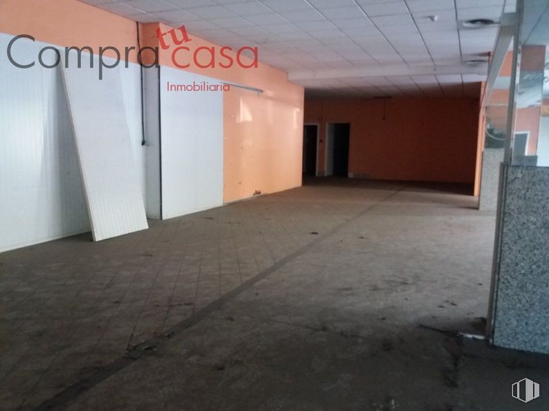 Local en alquiler y venta en Avenida Obispo Quesada, Segovia, 40006 con pavimento, piso, accesorio, pasillo, techo, espacio, evento, hormigón, material compuesto y edificio alrededor