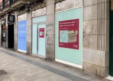 Retail for rent at Calle Carranza, 10, Chamberí, Madrid, 28004 with door, font, facade, fixture, sidewalk, city, road surface, brick, signage and advertising around