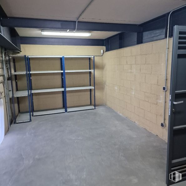 Industrial for sale & for rent at Avenida Naciones, Illescas, Toledo, 45200 with bookcase, door, building, wood, fixture, floor, flooring, gas, composite material and house around