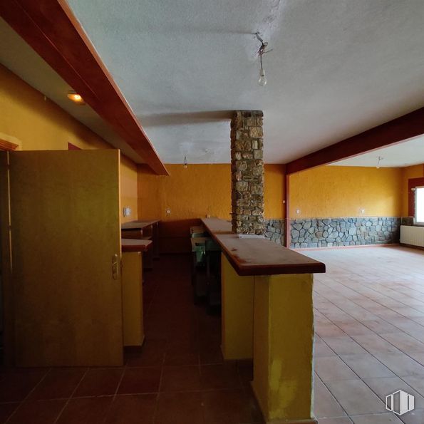 Retail for sale at Zona Centro, Piñuécar-Gandullas, Madrid, 28737 with window, wood, interior design, table, floor, flooring, hall, house, building and wall around