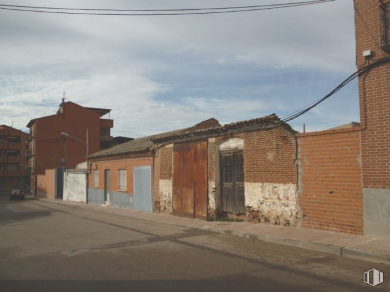 Land for sale at Calle Félix Ezquerra, Fuensalida, Toledo, 45510 with house, door, brown, cloud, sky, window, building, wood, road surface and asphalt around