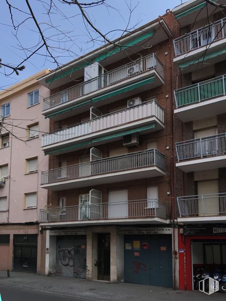 Nave en alquiler y venta en Calle Mateo García, 31, Ciudad Lineal, Madrid, 28017 con edificio, propiedad, cielo, ventana, arquitectura, diseño urbano, condominio, bloque de torre, accesorio y material compuesto alrededor