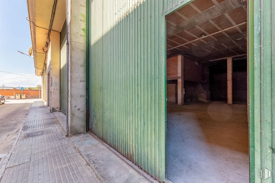 Retail for sale & for rent at Zona Pilar, Talavera de la Reina, Toledo, 45600 with wood, brick, composite material, facade, building material, tints and shades, concrete, brickwork, fixture and urban design around