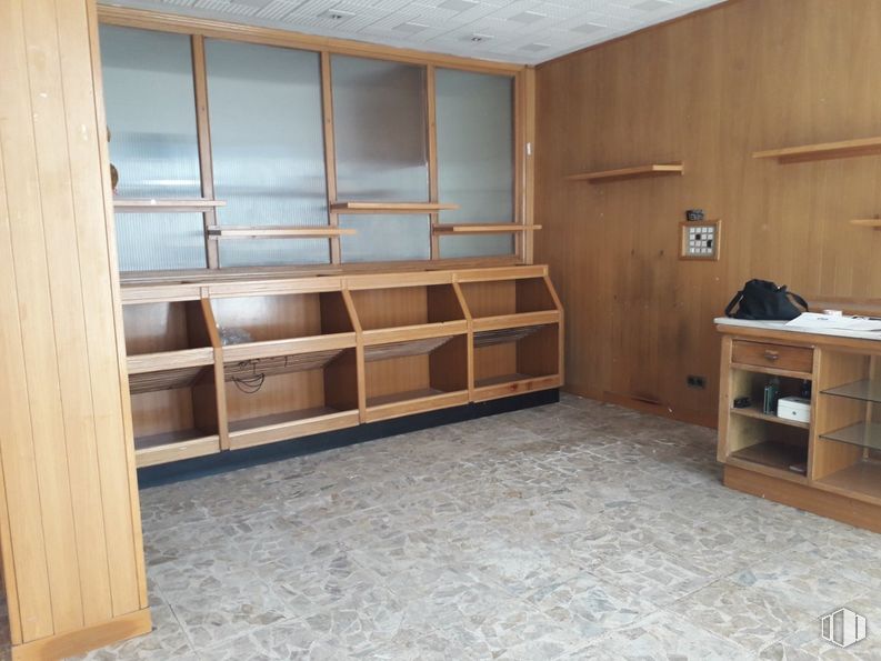 Retail for rent at Zona San Lorenzo, Segovia, 40003 with bookcase, cabinetry, furniture, wood, flooring, floor, fixture, cupboard, shelving and wood stain around