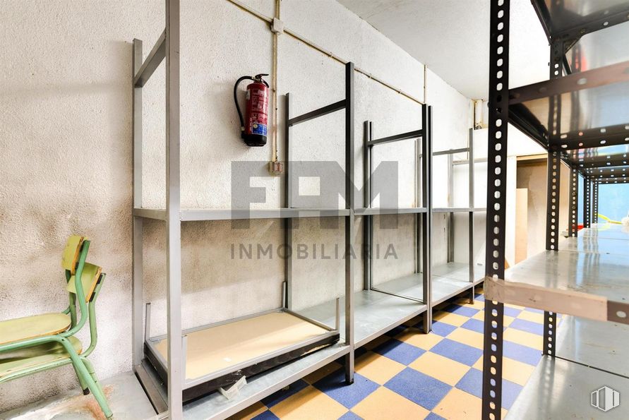 Local en venta en Zona Bravo Murillo, Tetuán, Madrid, 28039 con silla, interiorismo, edificio, estantería, madera, suelo, sala de estar, suelos, inmobiliario y suelo de baldosas alrededor