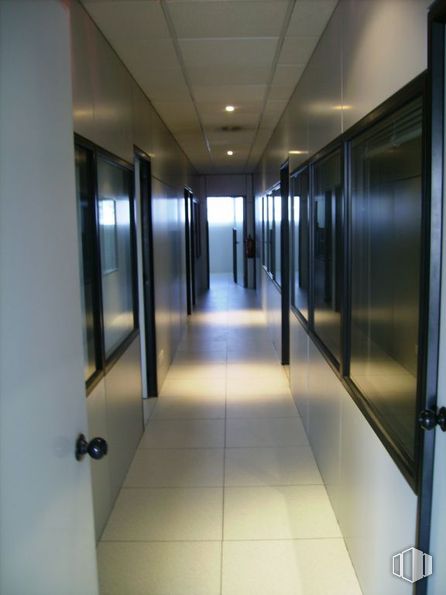 Oficina en alquiler en Calle Verano, 41, Torrejón de Ardoz, Madrid, 28850 con edificio, accesorio, puerta, suelos, suelo, techo, vidrio, aluminio, ciudad y metal alrededor