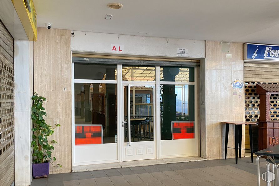 Retail for sale at Centro comercial La Plaza , Avenida Luxemburgo, 18, Nuevo Baztán, Madrid, 28514 with houseplant, plant, fixture, door, real estate, facade, wood, glass, ceiling and building around