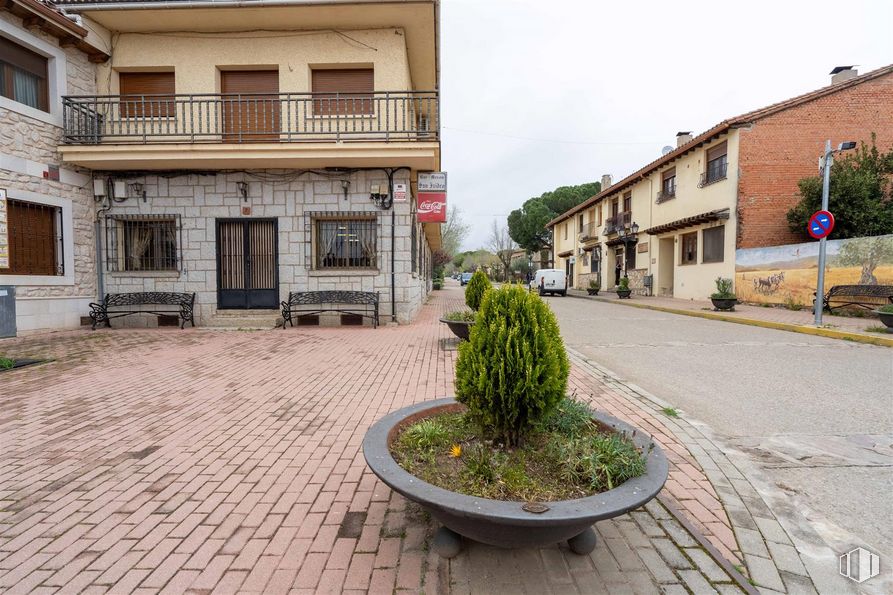 Retail for rent at Plaza San Isidro, 5, Torremocha de Jarama, Madrid, 28189 with window, door, house, building, plant, sky, road surface, urban design, architecture and asphalt around