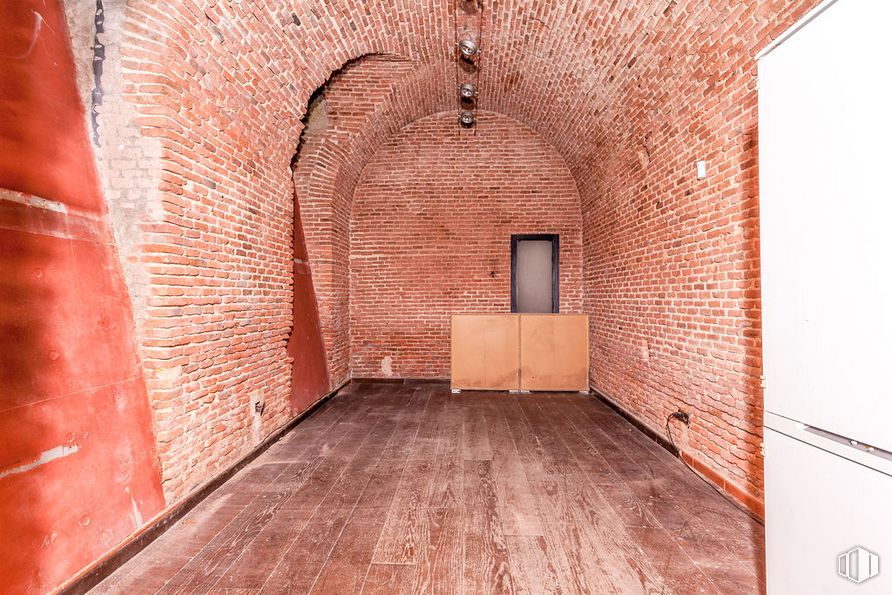 Retail for sale at Calle Espíritu Santo, Centro, Madrid, 28004 with wood, architecture, brickwork, red, brick, building material, flooring, building, symmetry and ceiling around