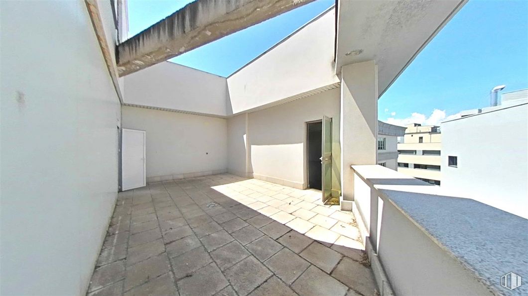 Office for sale at Calle Segundo Mata, Pozuelo de Alarcón, Madrid, 28224 with sky, property, building, shade, fixture, composite material, residential area, wood, real estate and urban design around