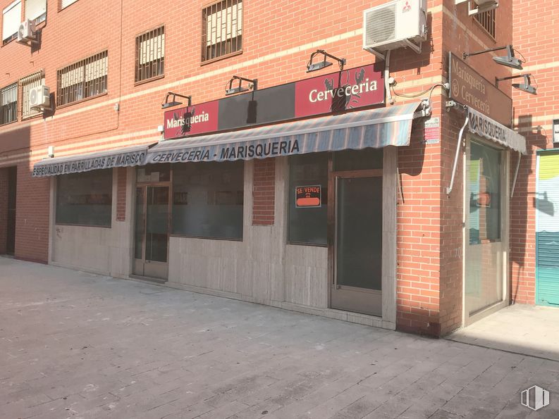 Local en venta en Avenida Pablo Neruda, Puente de Vallecas, Madrid, 28018 con edificio, puerta, ventana, accesorio, ladrillo, material de construcción, fachada, edificio comercial, ciudad y casa alrededor