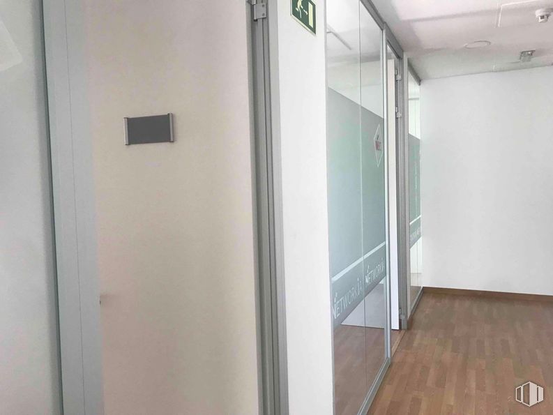 Office for rent at Zona empresarial, Alcobendas, Madrid, 28108 with flooring, floor, interior design, door, glass, ceiling, transparency, wood flooring, hardwood and cleanliness around