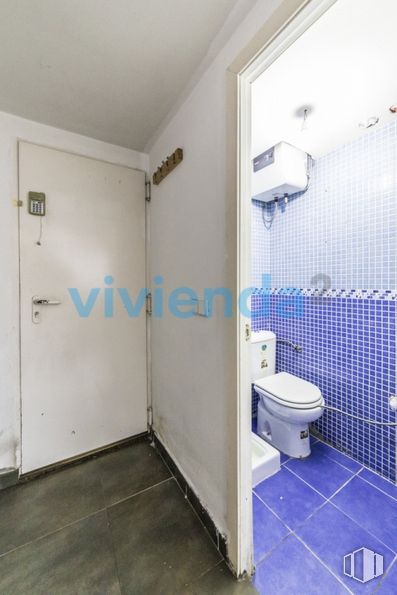 Local en venta en Calle Naranjo, Tetuán, Madrid, 28039 con inodoro, puerta, accesorio de fontanería, propiedad, edificio, accesorio, baño, morado, asiento de inodoro y fontanería alrededor