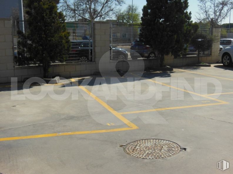 Office for sale at Calle Río Jarama, 132, Toledo, 45006 with car, tree, road surface, asphalt, building, sky, plant, automotive tire, motor vehicle and sidewalk around