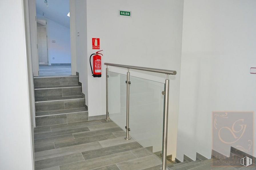 Local en alquiler en Calle Peñuelas, Daganzo de Arriba, Madrid, 28814 con ebanistería, accesorio, madera, pintura, piso, material compuesto, suelo, escaleras, asa y puerta alrededor